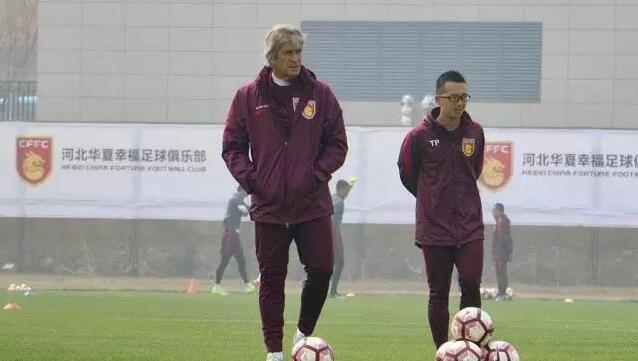 舒淇一共演绎多套造型，黑色沉稳、优雅，红色明艳似火，粉色性感妩媚，金色贵气，尽显万种风情，极具东方韵 美女哪位？