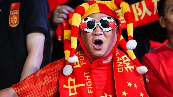 佩德罗·帕斯卡挺身护在贝拉·拉姆齐的面前，两人似乎正面对突如其来的危险。