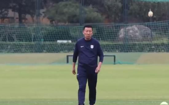 主演之一的尼古拉斯·霍尔特分享了他的拍摄经历，表示相较与一位“吸血鬼”合作，这群新的伙伴更令人不安。
