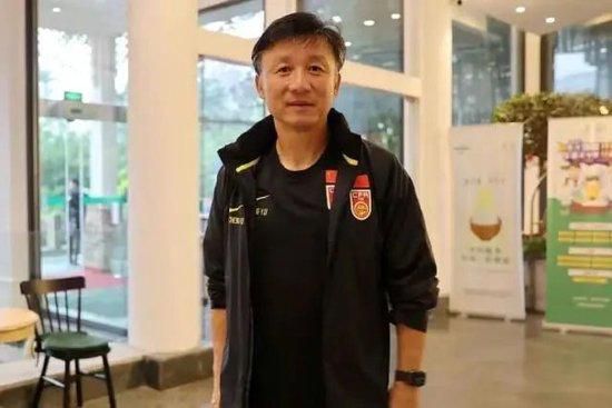 她身着碎花布衫，在狭小的四合院里演绎出清贫中的诗意，一个端菜时捋头发的动作就让观众记住了这位“国民媳妇”。