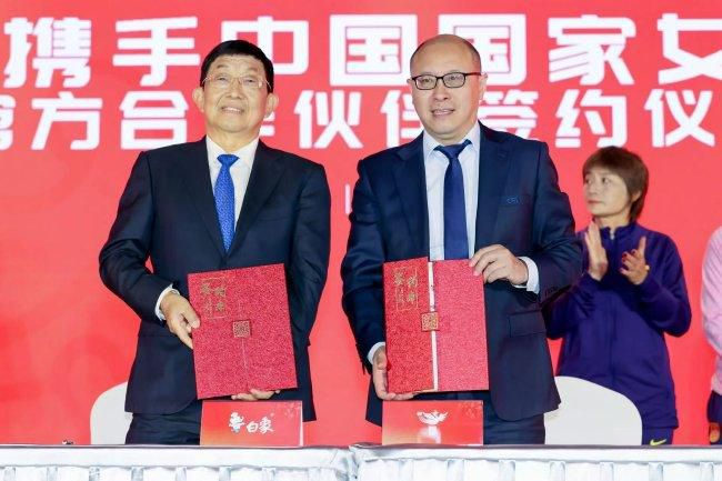 主演玛丽昂·歌迪亚身穿一袭印花裙飘逸走来，大展民族风路线，独自撑场的她在红毯上略显落寞，全程不时的向观众们挥手 《咖啡公社》首映小K白纱裙清纯 孕妈Queen S性感 2016-07-14 当地时间7月13日，《咖啡公社》（Cafe Society ）首映礼。