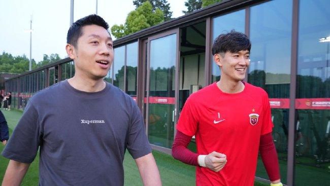 一台法国制手摇木壳摄影机，一个固定的全景机位，从请缨、舞刀，到交锋，定格了京剧名伶谭鑫培在《定军山》中行云流水的凌厉身姿。