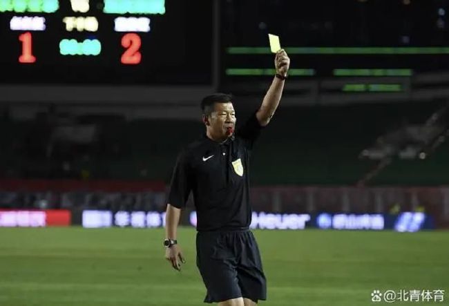 长版白衬衫和黑色廓形风衣外套组合，闭眼仰望陷入 刘昊然最新时尚大片曝光 阳光随性变插花少年 2017-07-12 7月12日，刘昊然曝光了一组轻快感十足的写真。