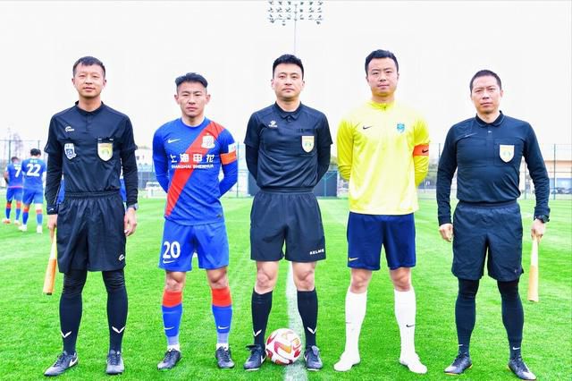 在发布的新预告中，领衔主演坂口健太郎惊喜现身，诚挚问候中国观众并邀请大家走进影院观看这部作品。