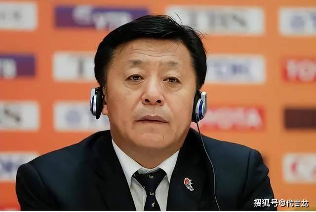 封面身着白色外套清新淡雅，微笑中洋溢着小女人的