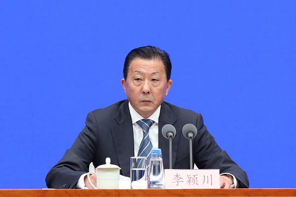 这张黑白大合照中，整个“怪奇”大家庭，包括系列创造者和编剧达菲兄弟、“小11”米莉·波比·布朗、大卫·哈伯等 《怪奇物语5》杀青！