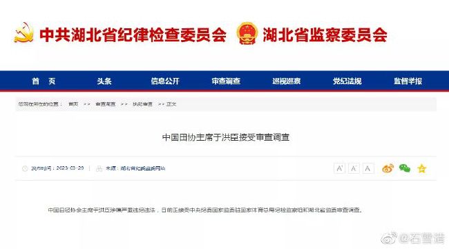 只见功夫巨星甄子丹黑超遮面扮酷男，与老婆合力捞金心情大好。