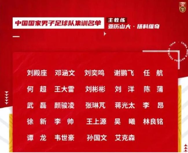 手拿牛仔帽率性利索见路人报以亲切微笑。