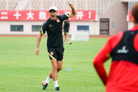 他既是纽约街头背着行囊、眼神倔强的音乐少年，也是舞台中央的音乐“叛徒”，以1965年纽波特音乐节的电音风暴掀起全场哗然。
