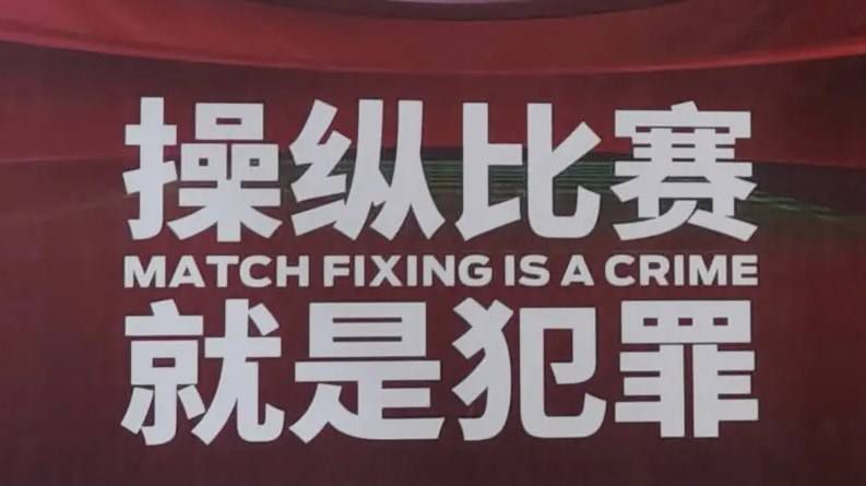 黄圣依身穿红色透视长裙女神范十足，一路获助理簇拥离场大牌十足，而一名戴帽子的男子全程紧跟黄圣依十分低调，此人不是助理竟是与杨子。