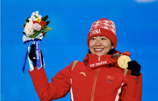 《不要和陌生人说话》彻底打破了这份沉默，剧集以极其写实甚至冷峻的镜头，刻画了外科医生安嘉和，在外温文尔雅，对内却对妻子梅湘南实施频繁、残忍的家暴行为，完整呈现了受害者从恐惧、隐忍、挣扎，到最终鼓起勇气反抗、逃离的全过程。