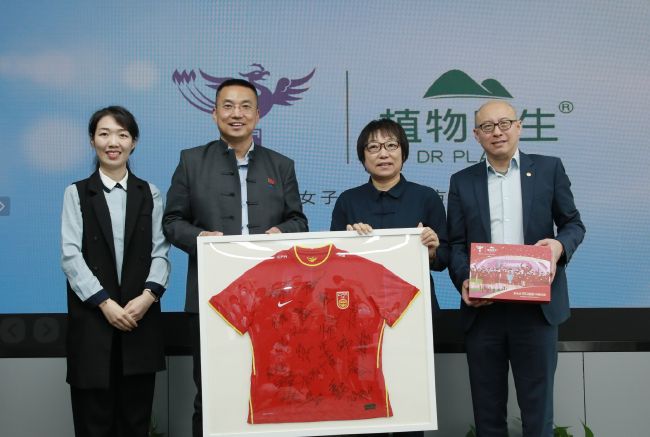 双手合十的时候婚戒熠熠发亮 大小S要合体主持啦！