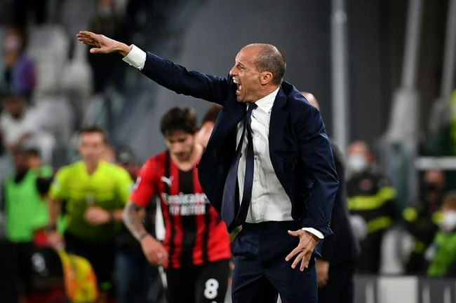 A：是的，因为这个角色设定叫通灵人，虽然剧情中没有过多去展现他通灵的一面，但是对他的眼球还是做了艺术的处理，所以当时是给我配了一副美瞳。