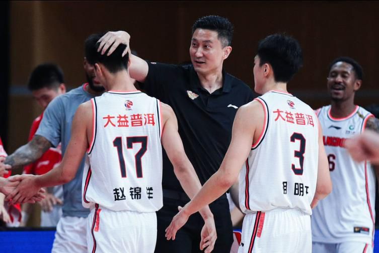 不一会，一名同样墨镜遮掩背着名包的女子也来带此处和他会合，记 黄奕法院办离婚被“放鸽子” 黄毅清始终不露面 2014-07-10 7月9日上午，二黄离婚案原计划在上海徐汇区人民法院调解法院签署离婚调解书，早前放言马上要离婚的黄毅清却“放鸽子”未出现，只有孤零零的黄奕到法院门口露面，很快悲情离场。