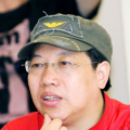 成龙、张子枫《捕风追影》率神秘跟踪队开启追踪 2025-07-29 暑期档唯一动作犯罪爽片《捕风追影》发布“藏好了！