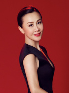 奥黛丽·塔图边走边给影迷签名尽显亲和；