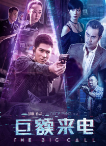 “荷兰弟”汤姆·贺兰德扮演的蜘蛛侠彼得·帕克身着蜘蛛侠战服在路上骑车，还把自行车举起来。