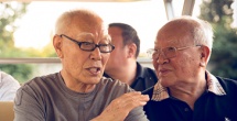 ”据悉，本次扶持计划将从资金、机制与服务三方面提供系统性支持：一是投入5亿元专项资金，重点激励真人短剧的内容创新与现实题材深耕，鼓励团队在选题、叙事与制作上持续提质；二是完善分账与激励机制，依托“短剧创作者中心”推动分账透明化，并对现实题材、正向价值及精品IP项目给予额外分账奖励，提升创作者收益确定性；三是优化行业资源配置效率，提供主创撮合与分账服务，投资有价值的短剧项目，助力主创获得上线后的持续收益，为精品内容孵化提供更有力的保障。
