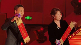 郑秀文更是形容自己与刘德华是“牛奶加咖啡 郑秀文为杜琪峰庆生 晒亲密美颜合照似亲父女 2018-04-23 郑秀文为杜琪峰庆生，亲密合照似父女。