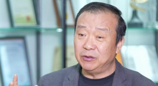 陈刚解释说：“《夏洛特烦恼》的穿越聚焦实现“开挂人生”以满足逆袭幻想，《你好，李焕英》的穿越为了弥补亲情遗憾、完成情感救赎，而《奇遇》的独特性通过双向灵魂互换，为父子两代人的相互理解搭建了沟通桥梁，最终完成了人生自我困境的结构。