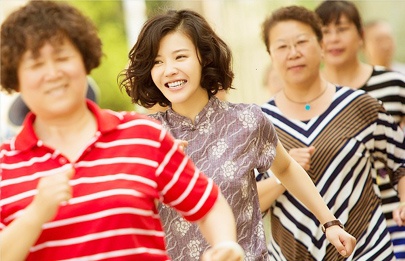 本届海报延续了去年的华彩风格，寓意电影、观众、电影人的关系 第二届中国科普科幻电影周（展）将于12月举行 2019-10-25 2019年10月25日，第二届中国科普科幻电影周（展）新闻发布会在北京河南大厦隆重举行。
